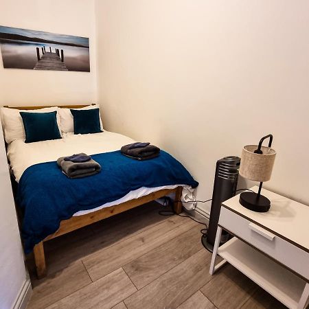 Newly Refurbished Flat In Central Cheltenham With Parking Екстериор снимка