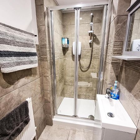 Newly Refurbished Flat In Central Cheltenham With Parking Екстериор снимка