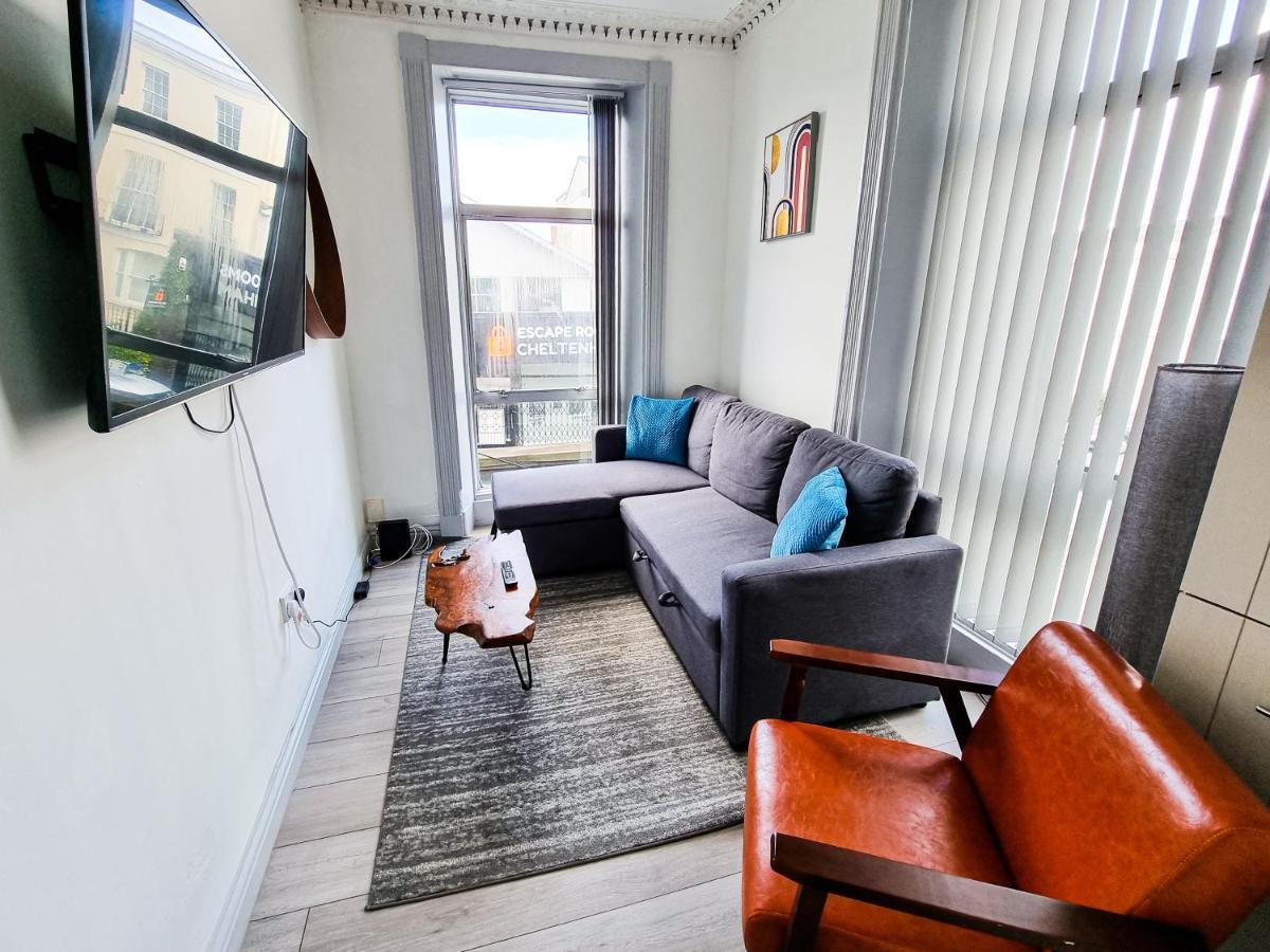Newly Refurbished Flat In Central Cheltenham With Parking Екстериор снимка
